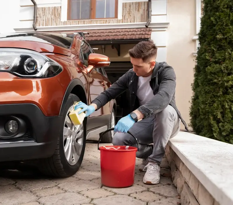Lavage auto à domicile Varces-Allières-et-Risset : professionnel intervenant sur un véhicule